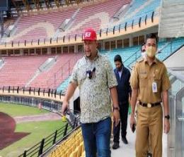 Bos PSPS Riau bersama Dispora Riau saat meninjau Stadion Utama (foto/int)